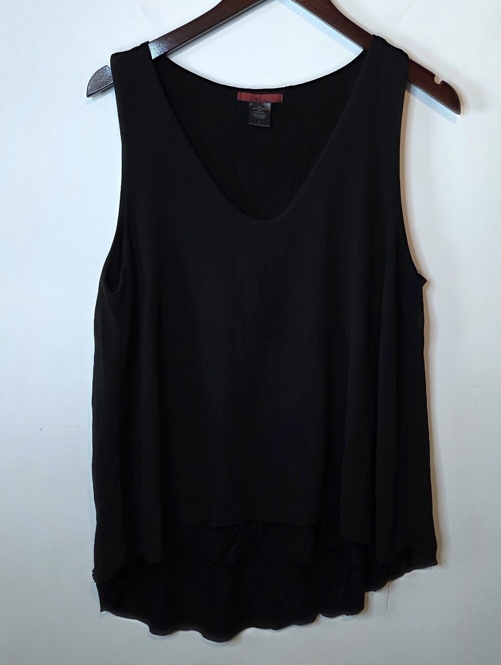 Red by BKE Black Plunge V-Neck Split Back Flowy Tunic Tank Top Size Large